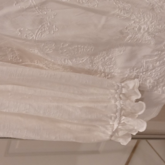 4/$80 White Floral Embroidered Blouse - Size Small - Picture 4 of 9